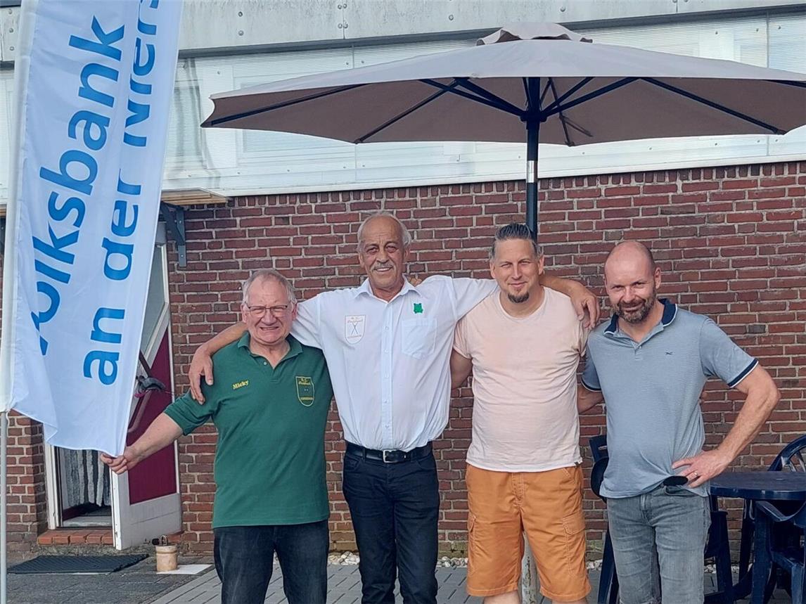 Das Spendenturnier des BC Laubfrosch Kervenheim war ein Erfolg. V.l.: Michael Brouwers, Helmut Gesthüsen, Christian Schmithuisen und Rüdiger Spielmann. Foto: privat