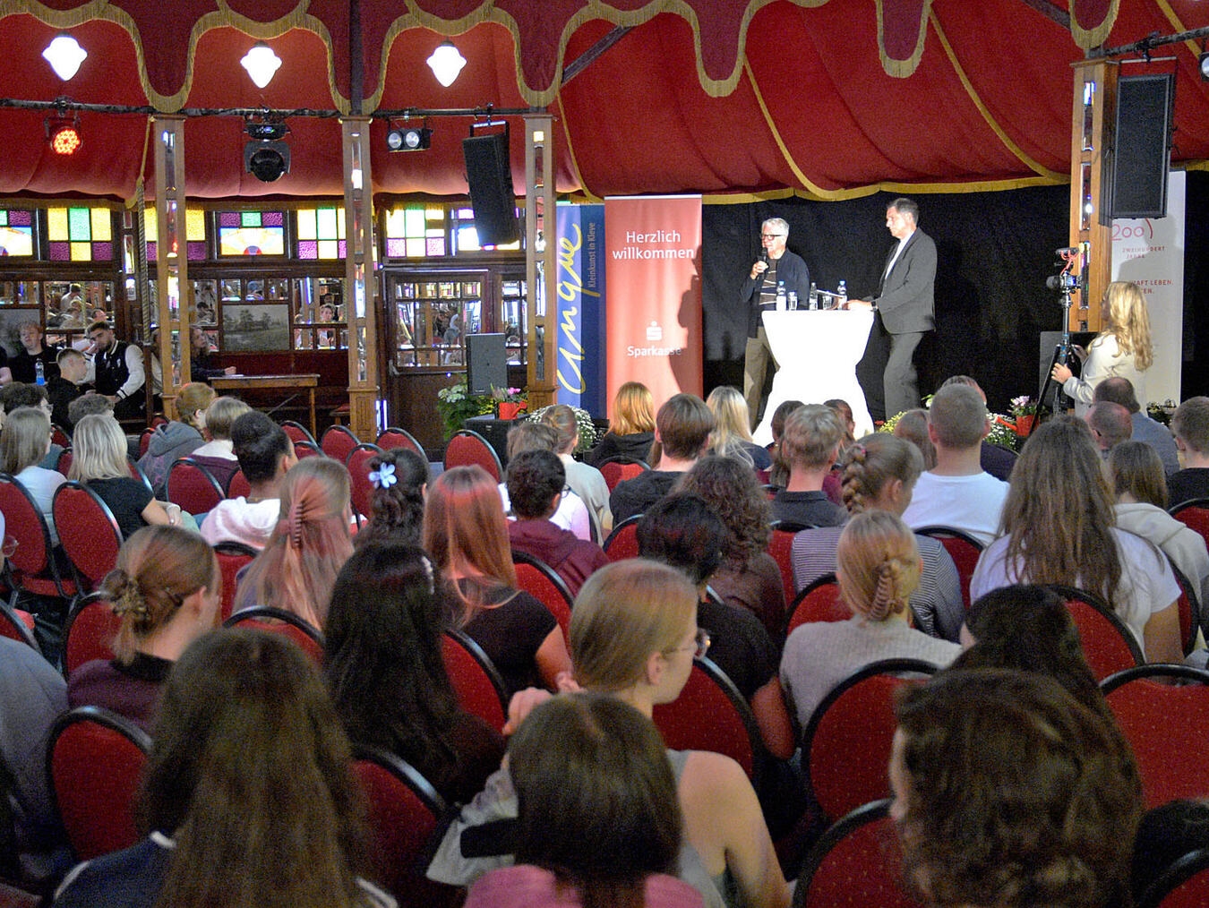 Das Spiegelzelt diente gestern als besondere Kulisse für eine besondere Veranstaltung. NN-Foto: Rüdiger Dehnen