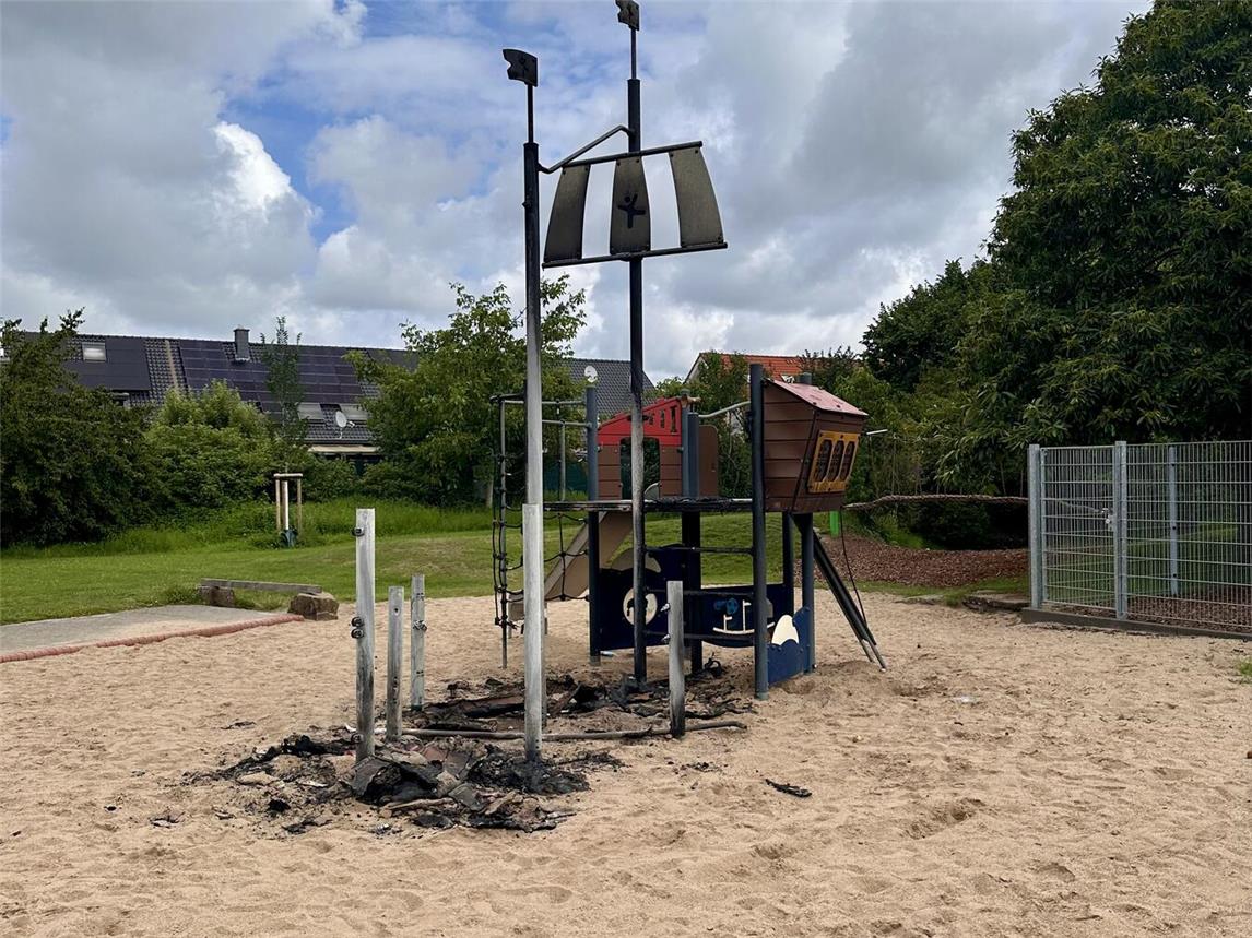 Das Spielgerät auf dem Spielplatz am Arche-Noah-Kindergarten wurde vollständig zerstört durch den Brand. Foto: Stadt Geldern/Terhorst