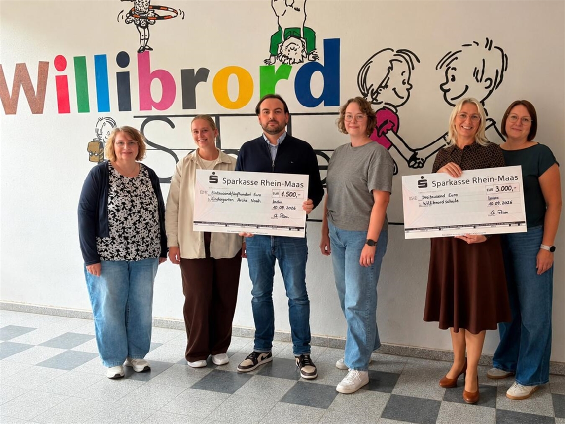 "Spende des St. Martinskomitee Kellen an Kindergarten Arche Noah und Willibrordschule, 4500 Euro, Foto"