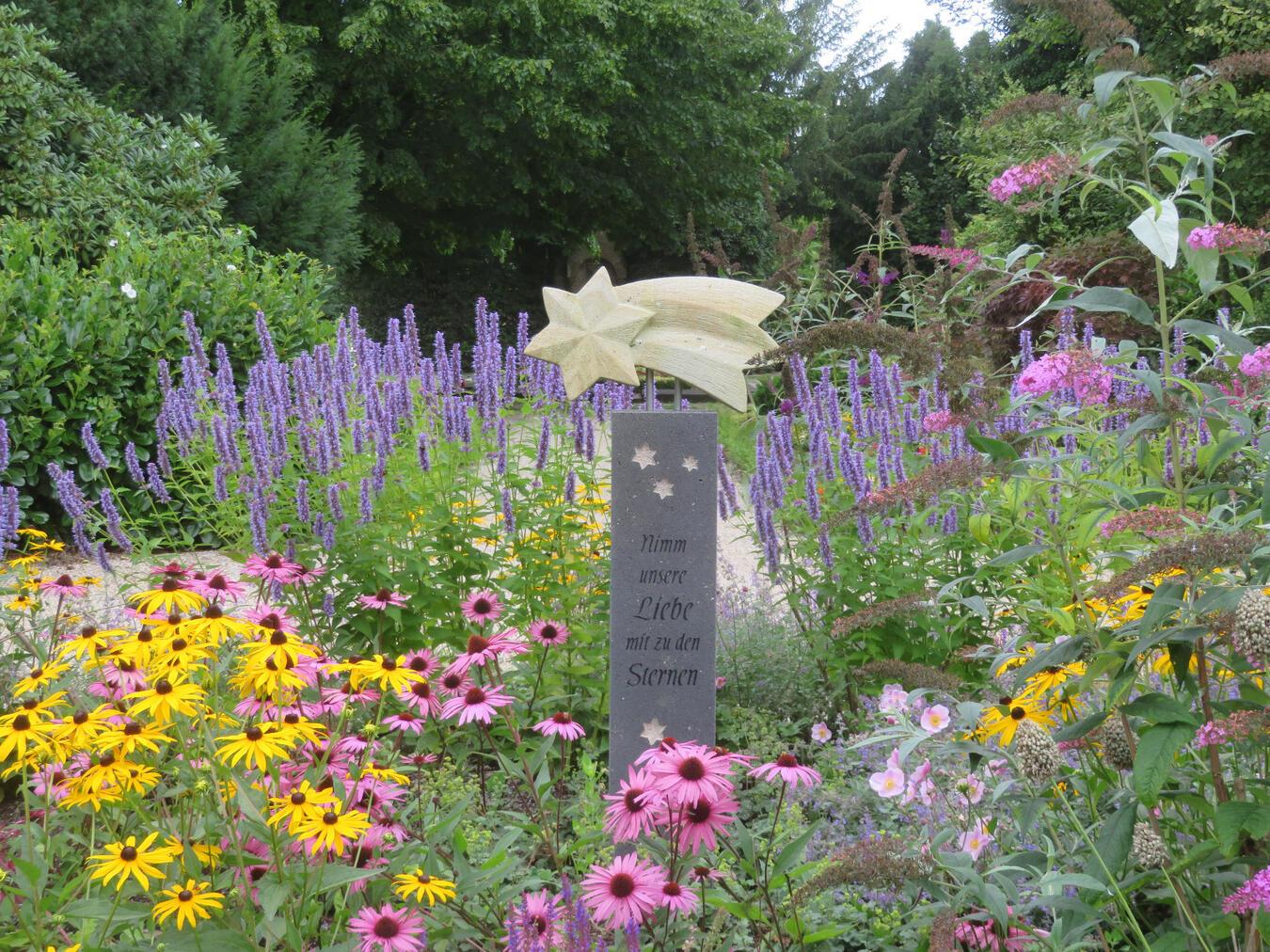Das Sternenkinderfeld auf dem Sonsbecker Friedhof. Foto: Marita Gesthüsen