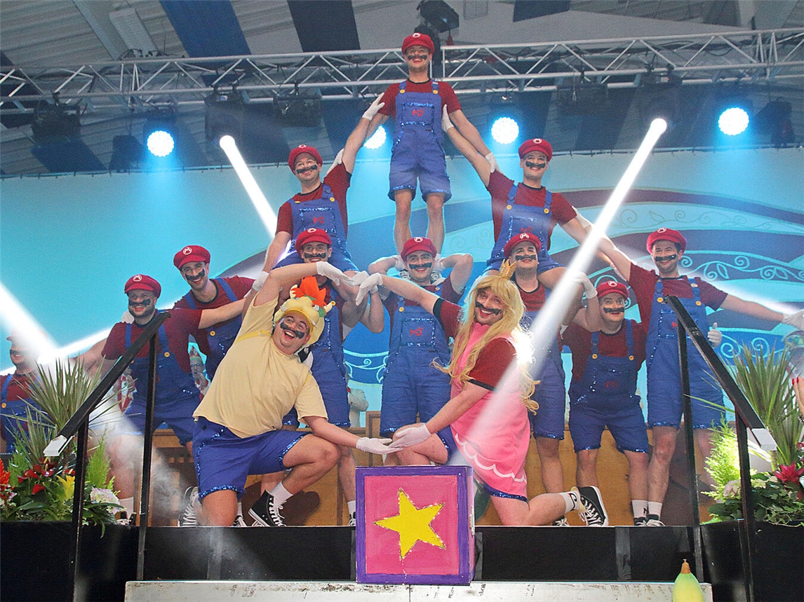 Das Straelener Männerballett Männslük tanzt am Samstag, 7. Februar, auf der Bühne des Ponter Karnevalsvereins. NN-Foto: Theo Leie