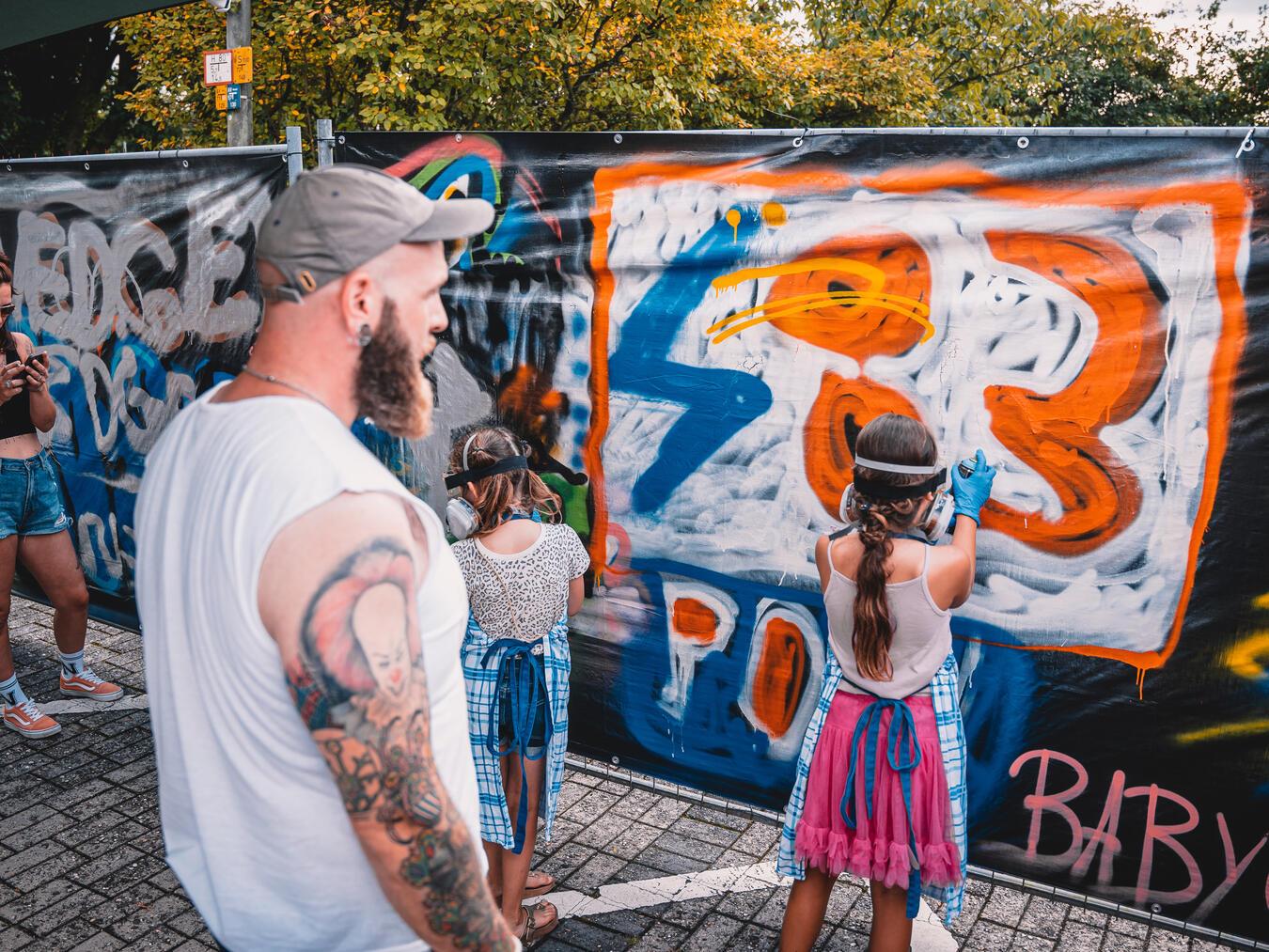 Ein Wochenende voller Kreativität Das StreetArt- & Graffiti-Festival „Paint-On-Walls“ (POWF) findet parallel zum Straßenkunst-Festival statt.
