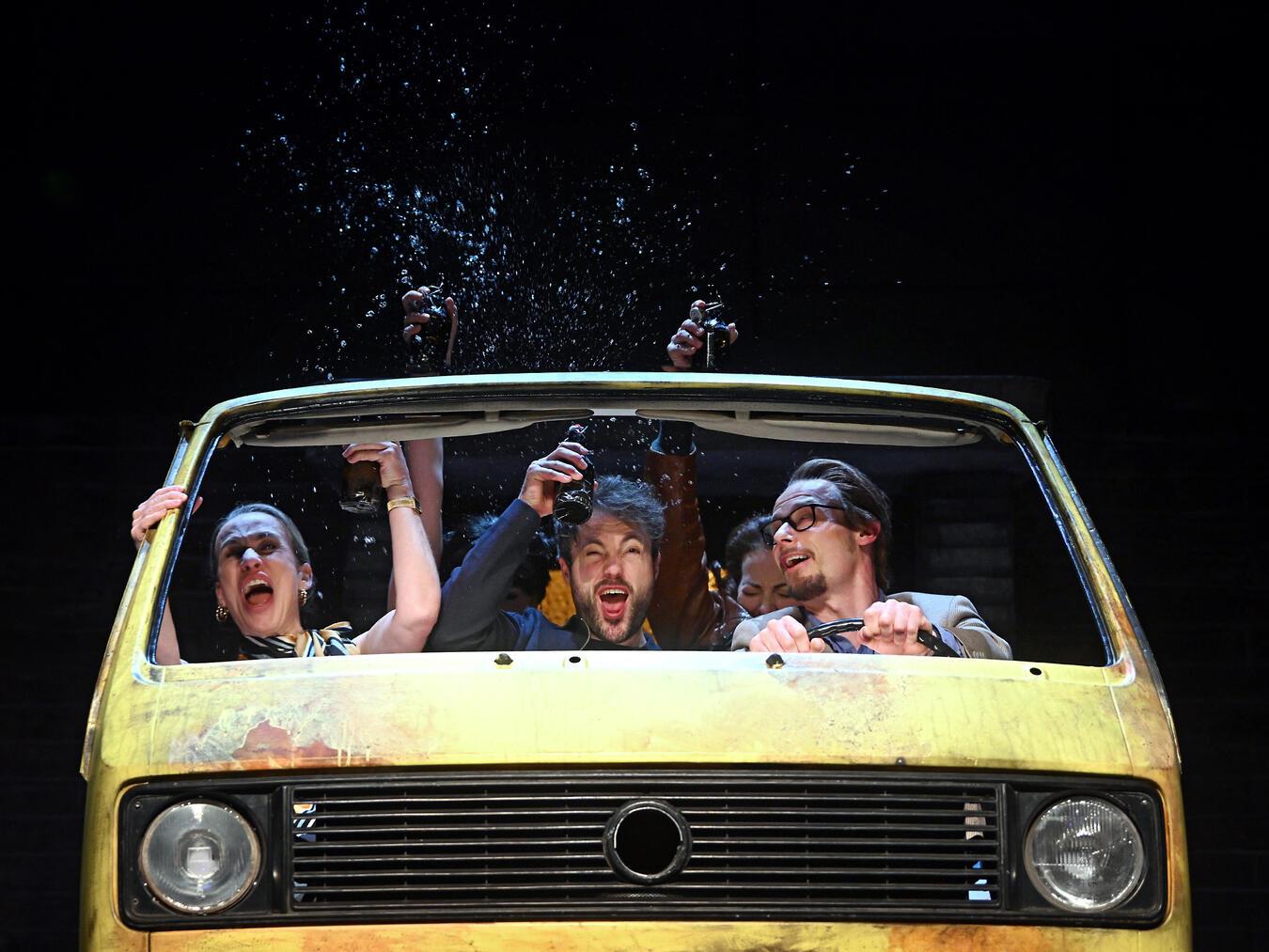 Das Stück „Sommerfest“ nach Frank Goosen zeigt einen humorvollen und zugleich berührenden Blick auf Heimat, Vergangenheit und Lebensentscheidungen. Foto: Volker Beushausen