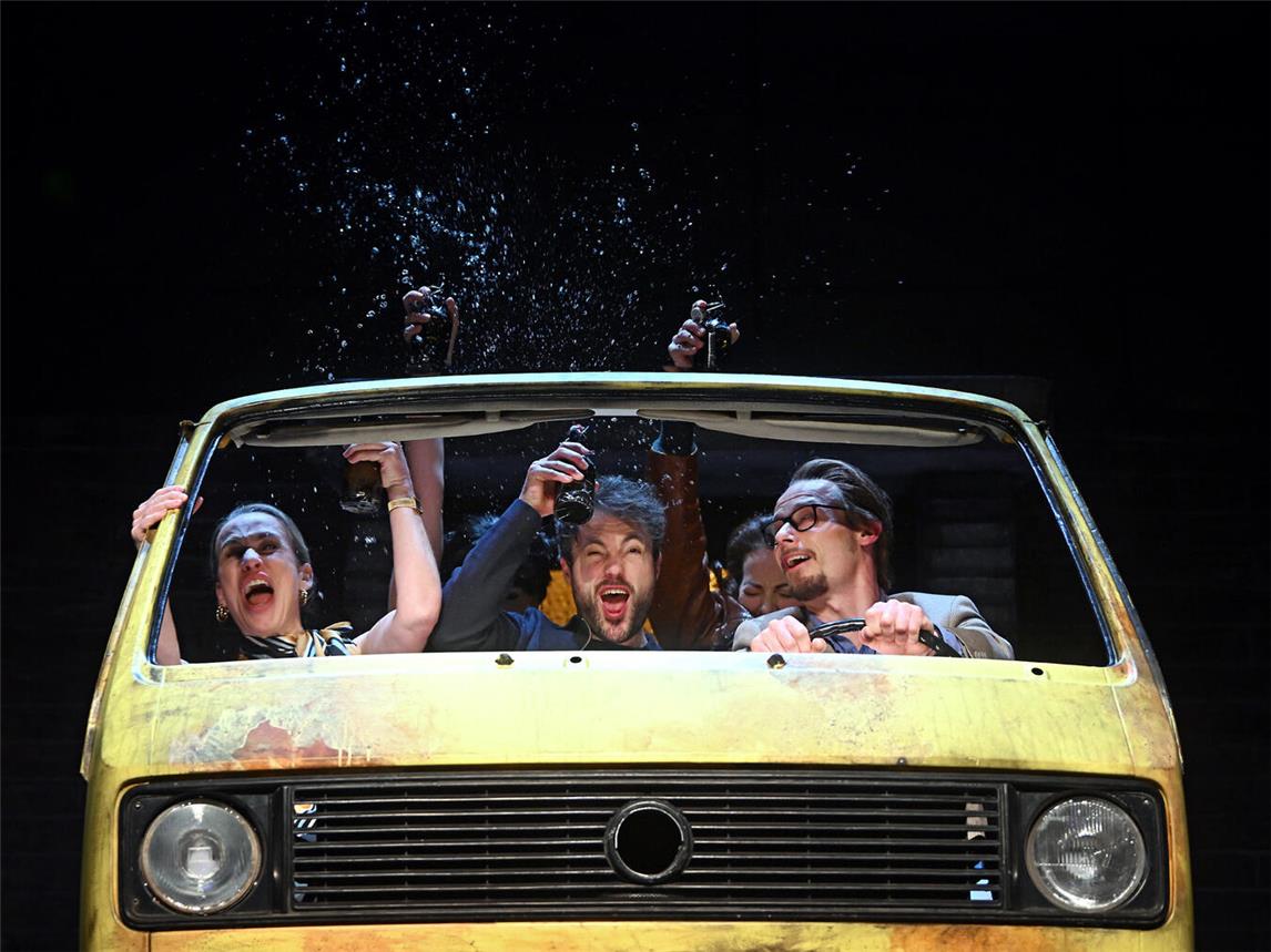 Das Stück „Sommerfest“ nach Frank Goosen zeigt einen humorvollen und zugleich berührenden Blick auf Heimat, Vergangenheit und Lebensentscheidungen. Foto: Volker Beushausen