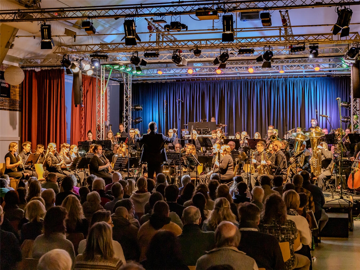 Das Symphonische Blasorchester Niederrhein unter der Leitung von Philipp Niersmans beim Neujahrskonzert in Nieukerk.Foto: Stephanie Rous