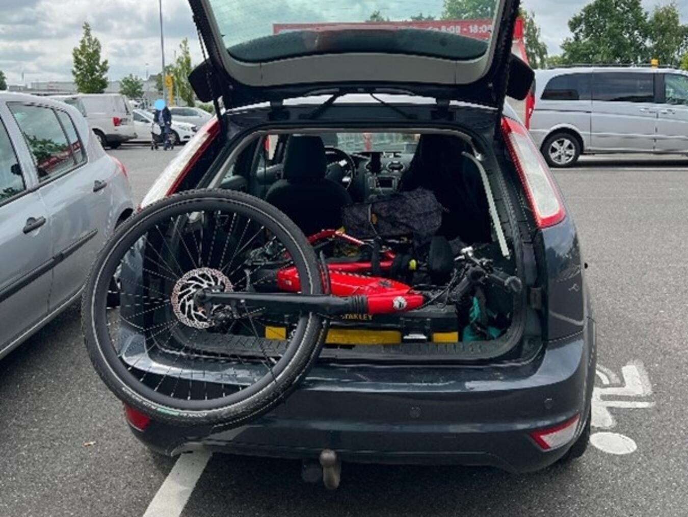 Das Täterfahrzeug nach dem Zugriff. Foto: Polizei