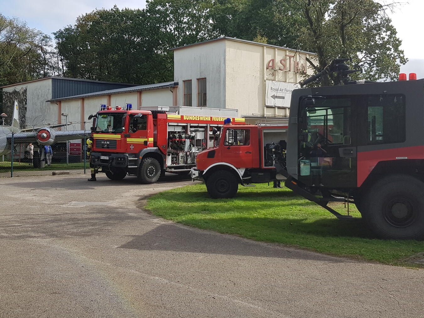 "Oldtimer neben modernem Flugzeug beim Tag der offenen Tür im Royal Air Force Museum"
