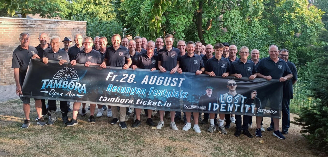 Tambourcorps 1923 Herongen bei Tambora Open Air Event, Musiker in Uniformen mit Instrumenten, Open-Air-Konzert.