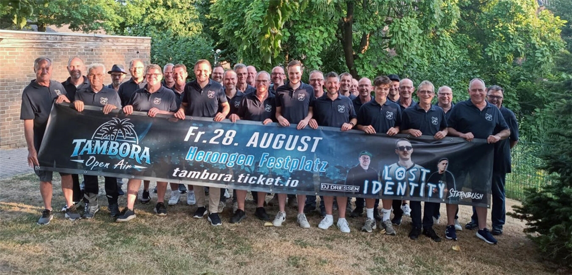Tambourcorps 1923 Herongen bei Tambora Open Air Event, Musiker in Uniformen mit Instrumenten, Open-Air-Konzert.
