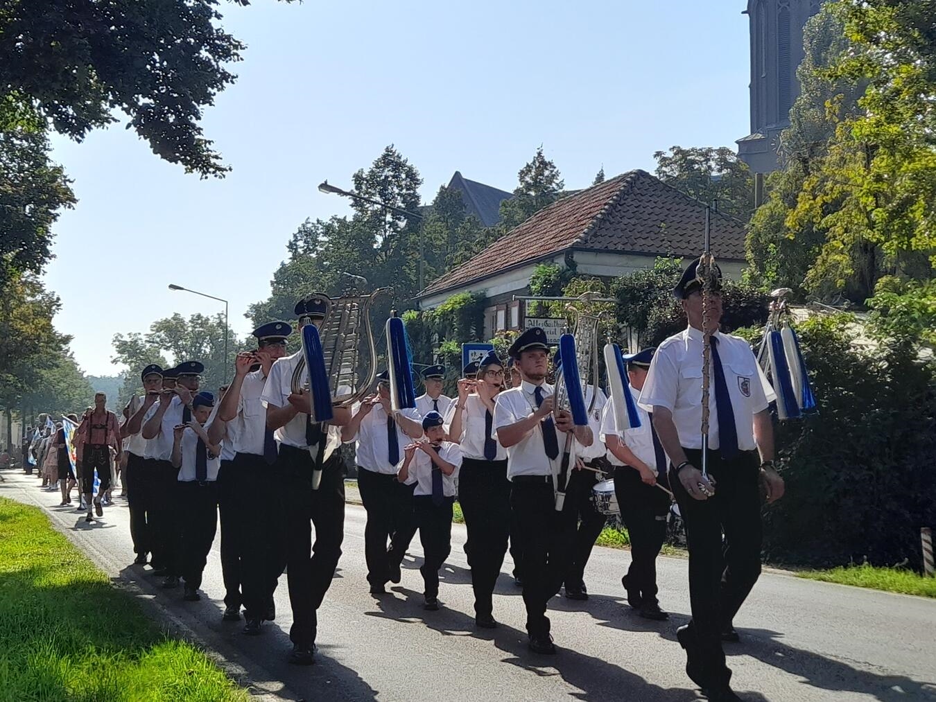 "Tambourcorps Rees beim Umzug in Hüthum am Sonntag, Musikkapelle in traditioneller Uniform, Blasmusik-Event"