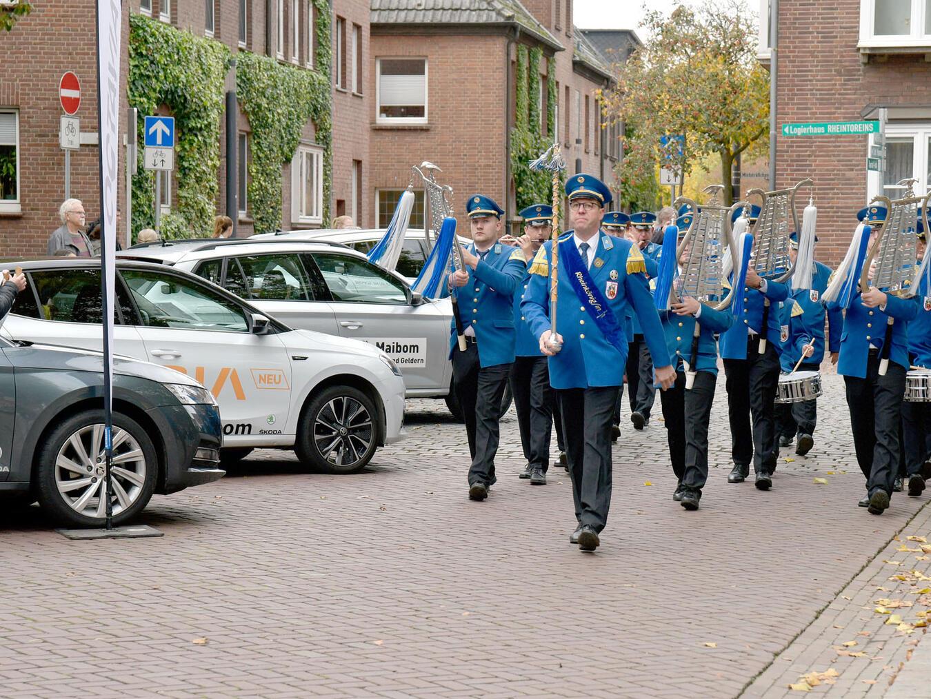 Das Tambourcorps zieht zur Eröffnung des Rheinfestes durch die historische Reeser Innenstadt und zum Marktplatz. NN-Foto (Archiv): Rüdiger Dehnen