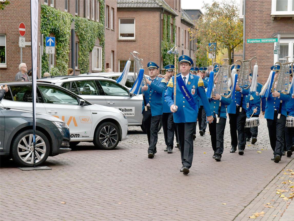 Das Tambourcorps zieht zur Eröffnung des Rheinfestes durch die historische Reeser Innenstadt und zum Marktplatz. NN-Foto (Archiv): Rüdiger Dehnen