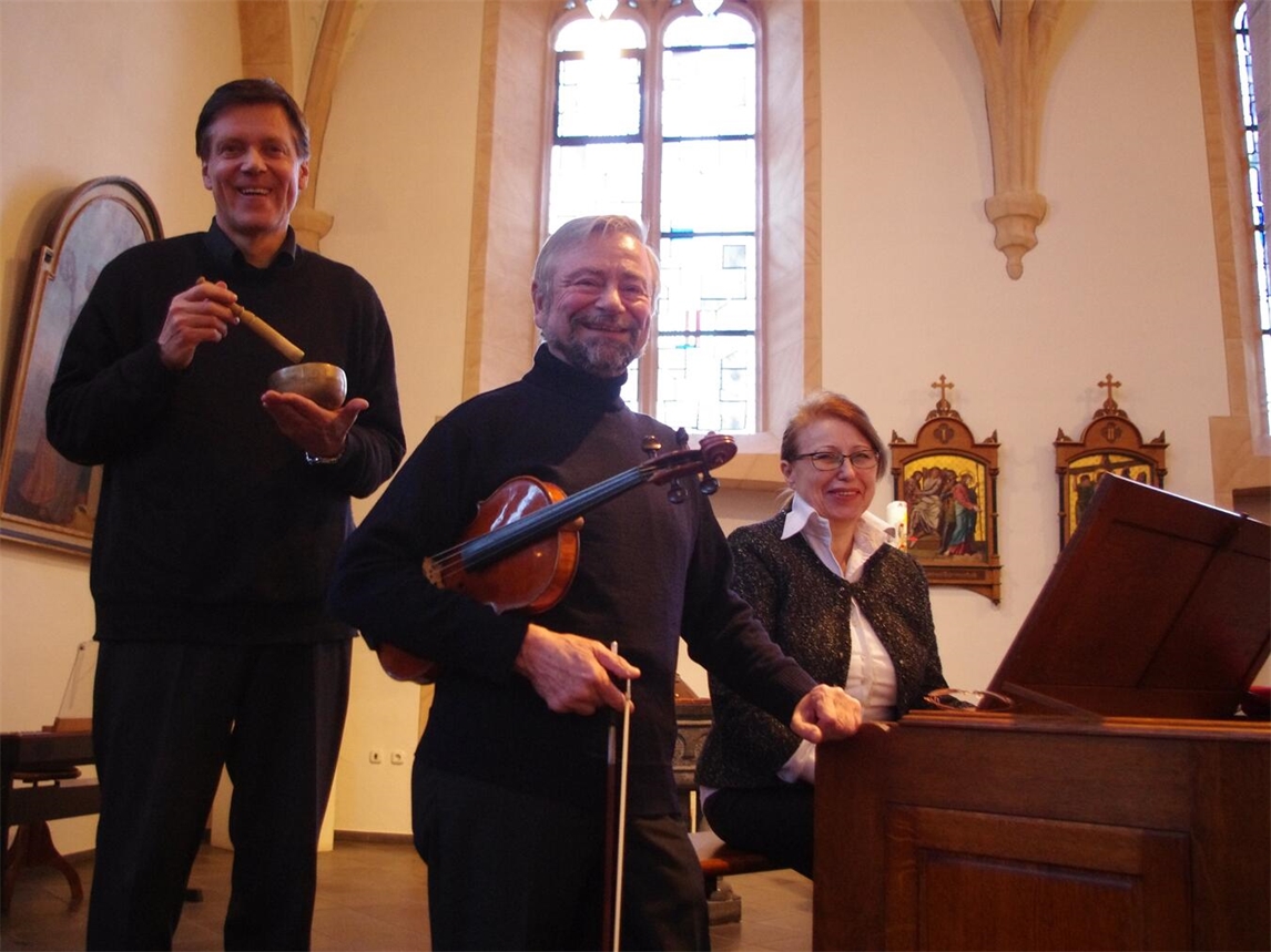 "Tamigu-Trio live-Auftritt in Aldekerk, Musiker auf Bühne"