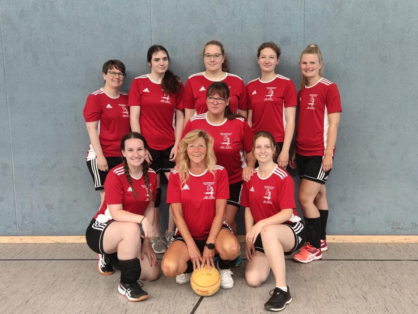 Verletzungspech bei den Reeser Völkerball-Damen Das Team aus Rees: (oben v. l.) Eva Joris, Ida Tenhonsel, Amelie Mäteling, Carla Termath, Cora Gerards; (unten v. l.) Carina Joris, Trainerin Heike Stader- dahinter Nicole Schmidt, Inga Dumke. Foto: privat
