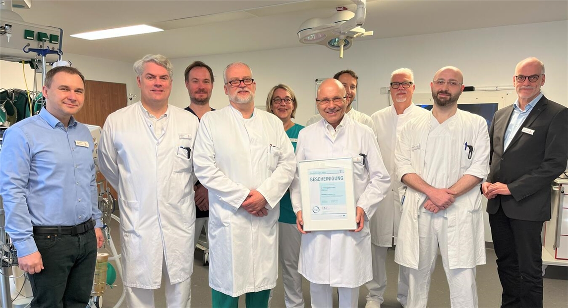 Team des St.-Clemens-Hospitals nach erfolgreicher Zertifizierung als Regionales Traumazentrum, bestehend aus Ärzten und Leitungskräften.