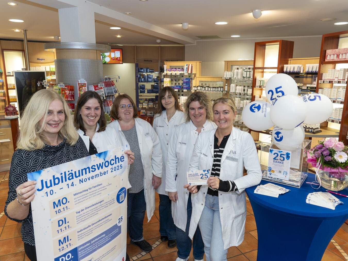 Seit 25 Jahren Anlaufstelle für die Gesundheit in Rees Das Team der Apotheke am Stadtgarten in Rees freut sich auf die Jubiläumswoche ab 10. November. NN-Foto: Gerhard Seybert