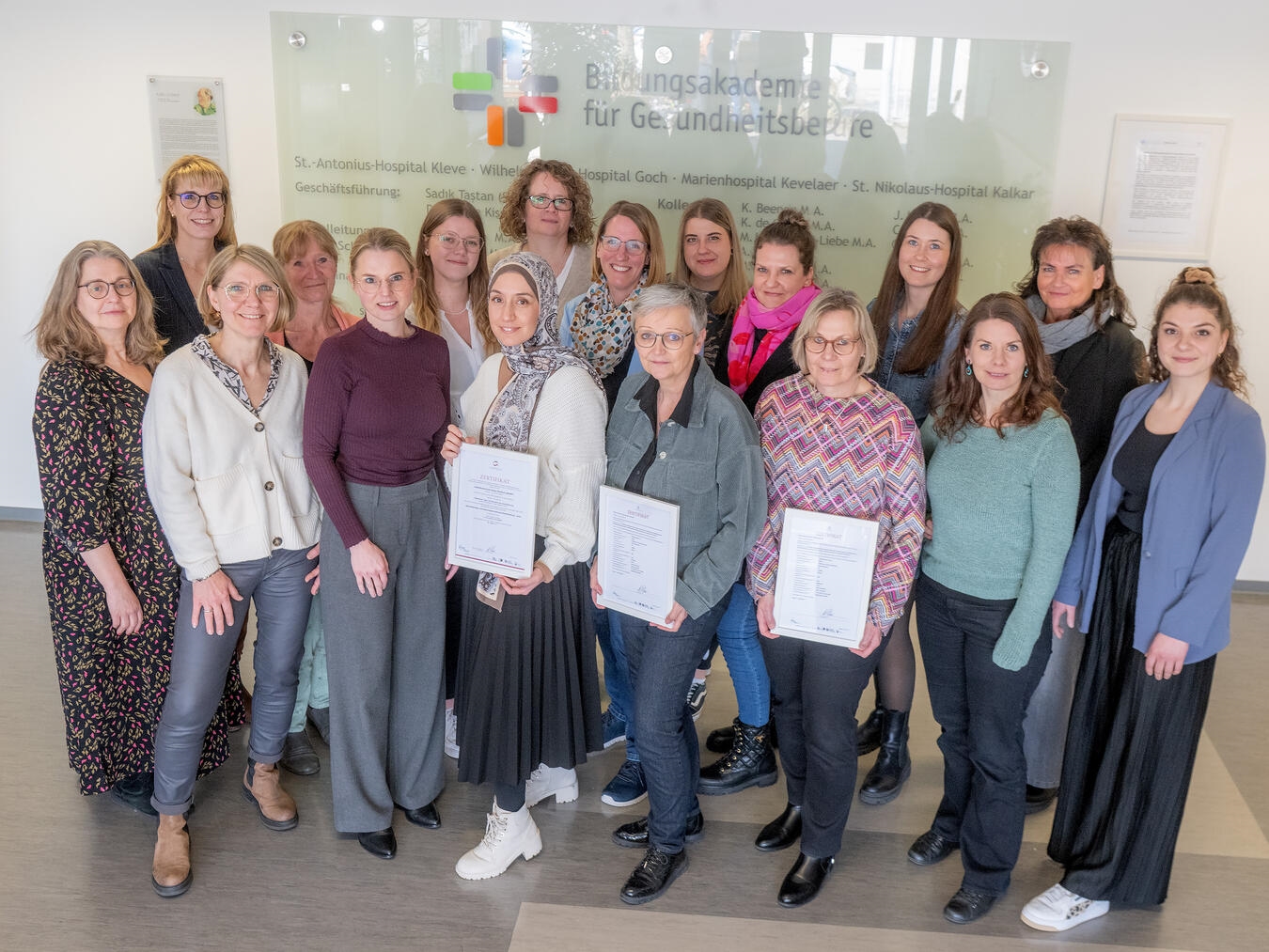 "Team der BAG des Katholischen Karl-Leisner-Klinikums mit AZAV-Zertifikat, Foto von Marc Albers"
