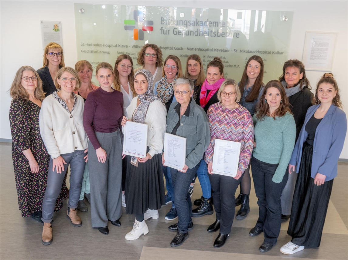 "Team der BAG des Katholischen Karl-Leisner-Klinikums mit AZAV-Zertifikat, Foto von Marc Albers"