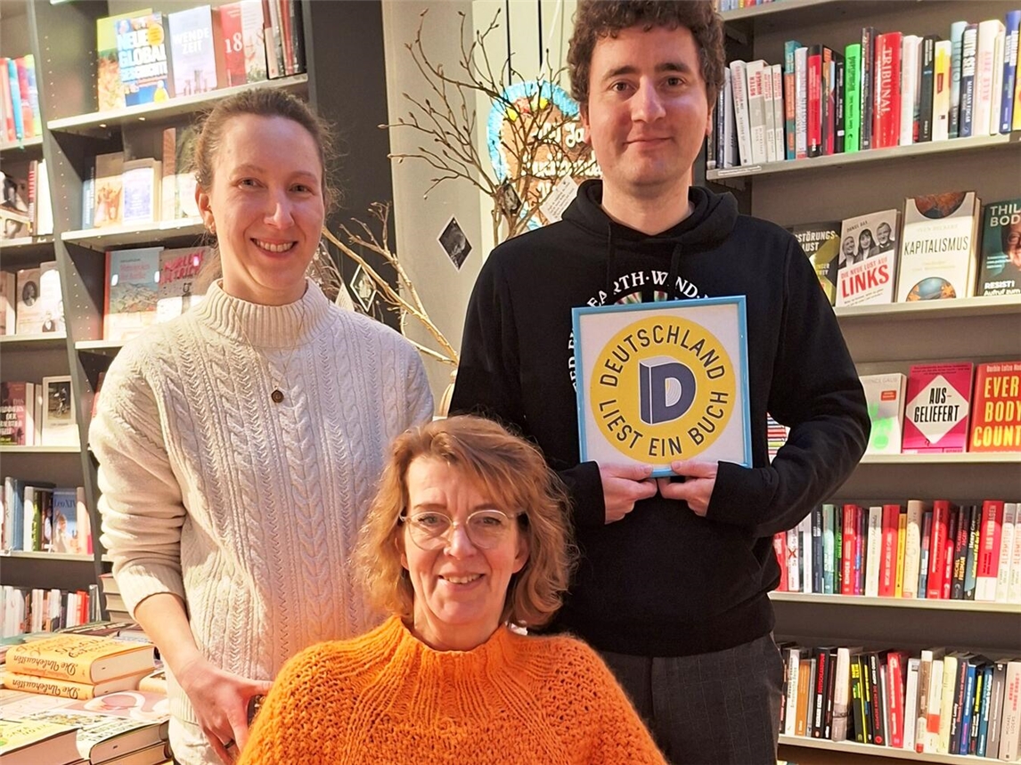 Das Team der Buchhandlung Hintzen schließt sich der Aktion „Deutschland liest ein Buch“ an und lädt zum gemeinsamen „Silent Reading“ ein. Foto: Buchhandlung Hintzen