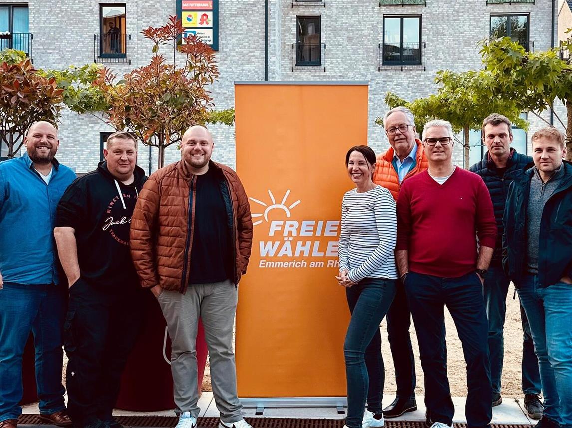 Das Team der Freien Wähler Emmerich: (v. l.) Simon Terhorst, Helmut Koenen, Maciej Mateusz Klawczynski, Jenny Held, Gerd Bartels, Jörn Bartels, Oliver Bolwerk und Kevin Wolff. Foto: privat