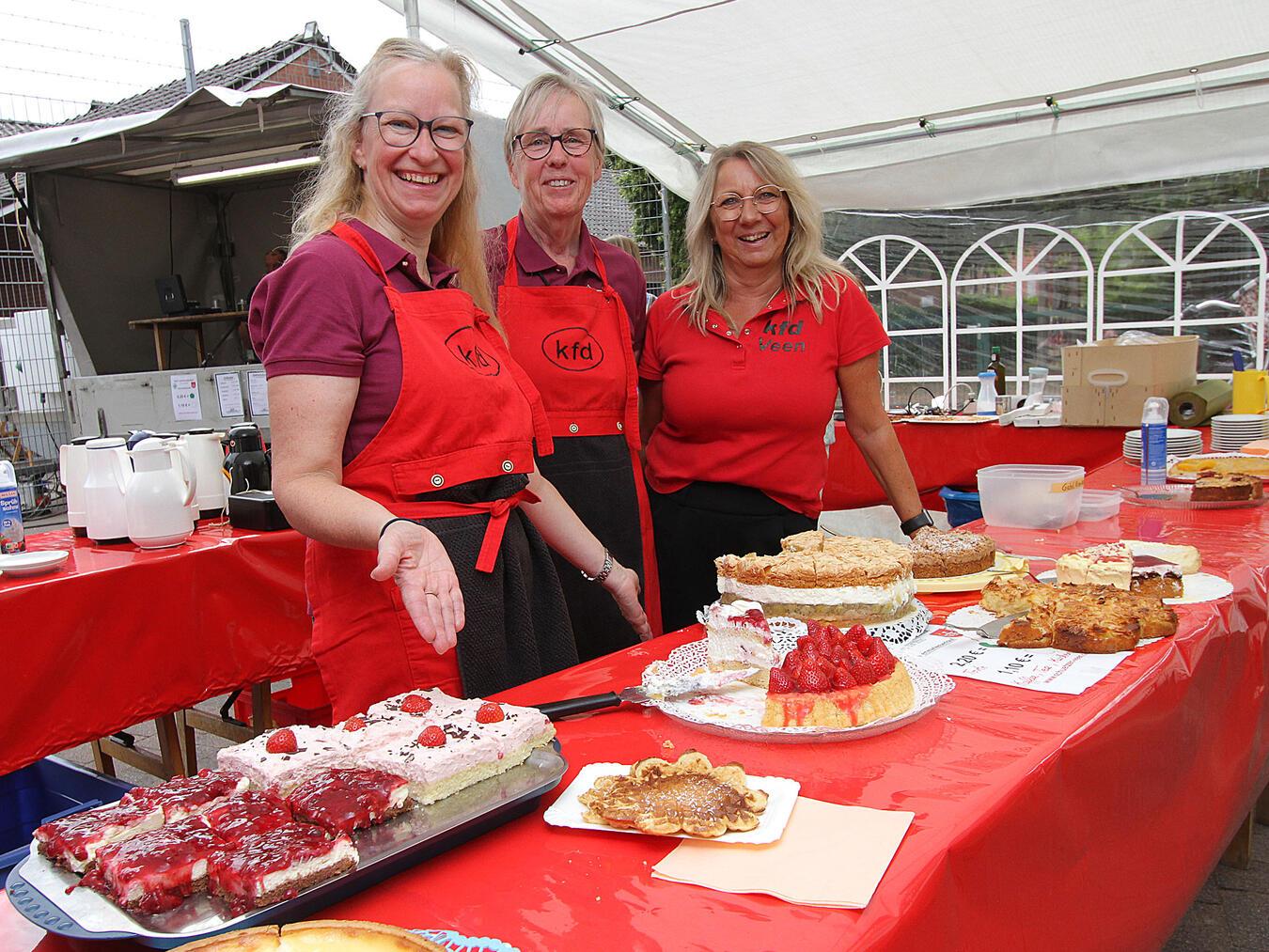 Das Team der kfd Veen verkaufte wieder leckeren Kuchen. NN-Fotos: Theo Leie.