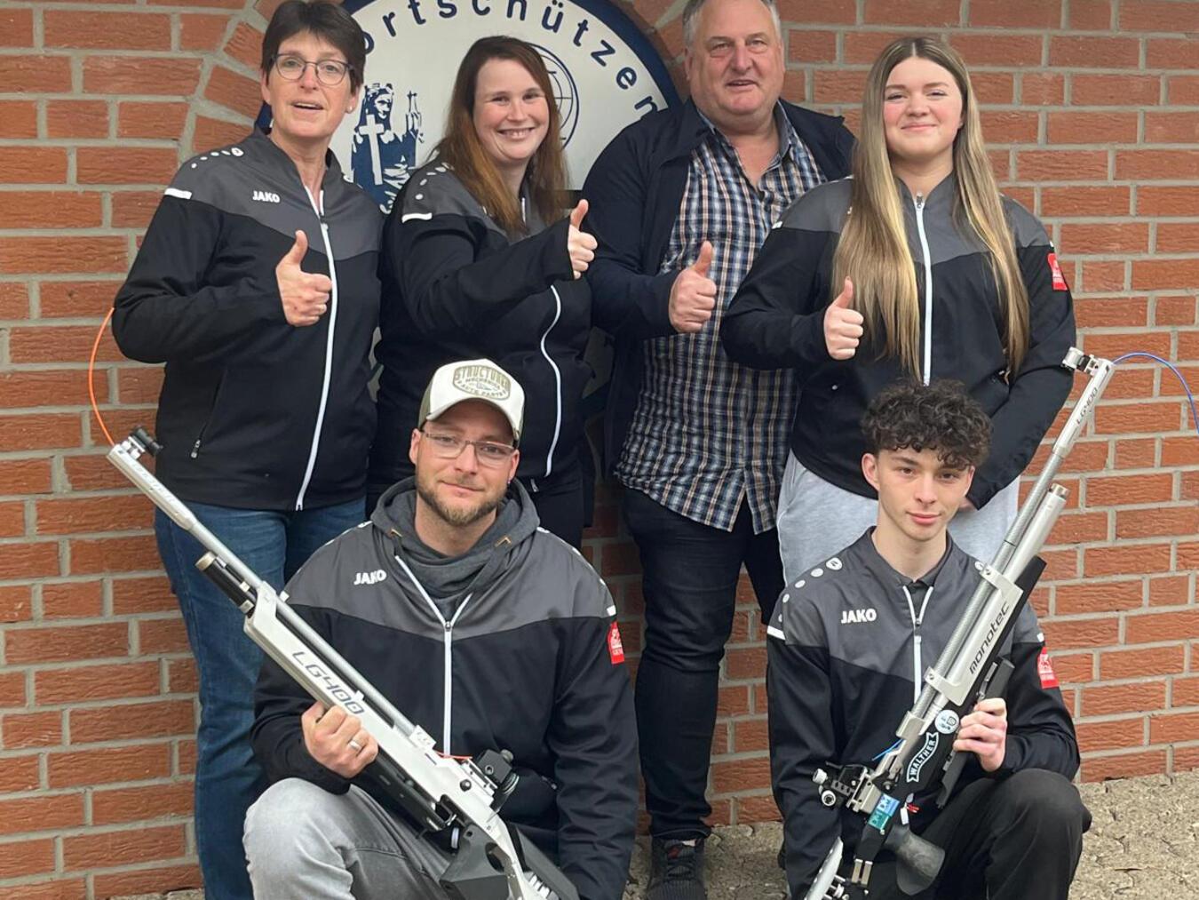 Das Team der Luftgewehr-Freistehend-Mannschaft: Hintere Reihe (v.l.): Karla Langendonk, Linda Wegner, Michael Kropmann und Emily Wilhelm. Vordere Reihe (v.l.): Manuel Ingenpaß und Jared Haas. Es fehlen, Thorsten Haas und Felix Meckl. Foto: privat