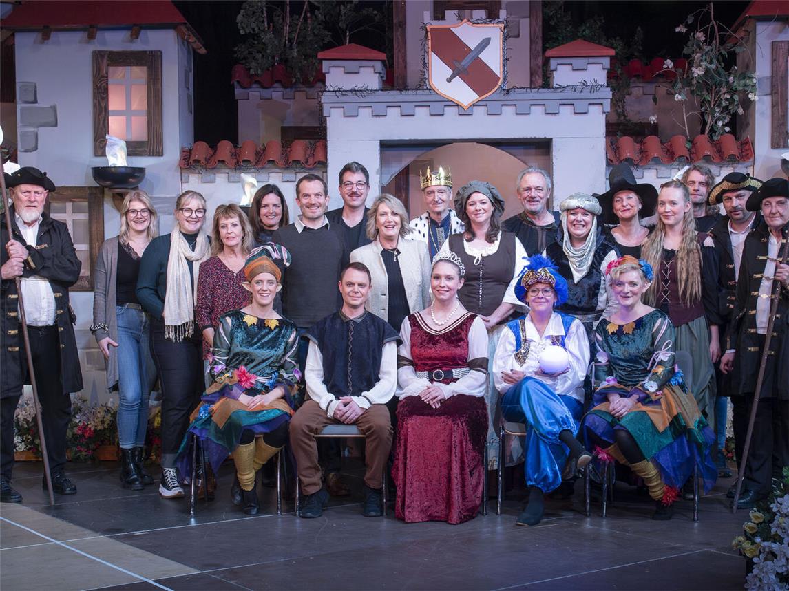 Das Team der NN besuchte gemeinsam mit dem Straelener Bürgermeister Bernd Kuse das Weihnachtsmärchen „Das blaue Licht“ in der Straelener Bofrost-Halle. .NN-Foto: Gerhard Seybert