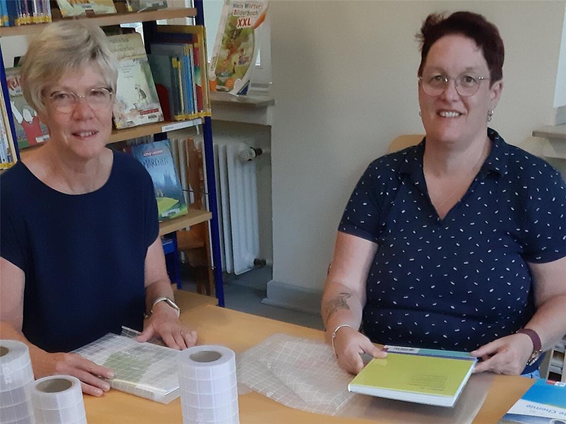 Das Team der Reeser Stadtbücherei sorgt für eine längere Lebensdauer der Schulbücher. Foto: Stadt Rees