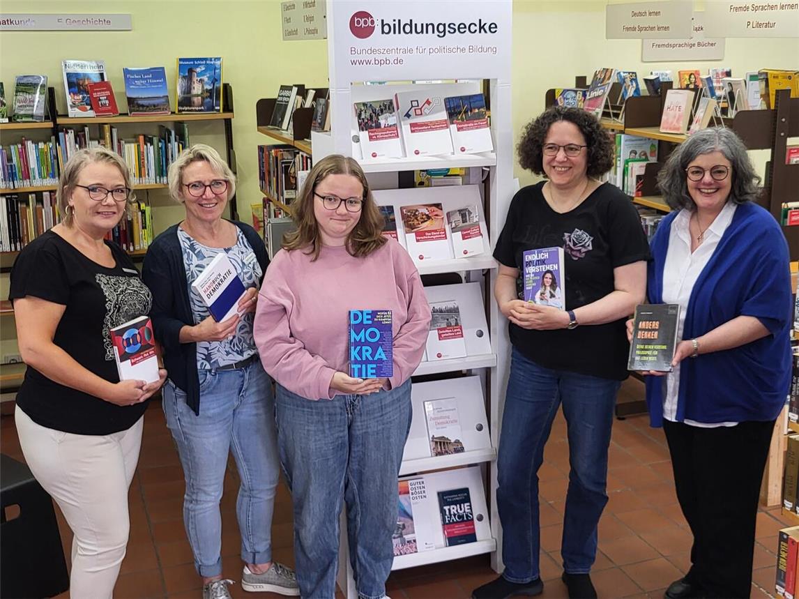Das Team der Stadtbücherei Emmerich um Leiterin Andrea Joosten (r.) präsentiert das Angebot der neuen „Bildungsecke“, die Teil des Projektes „Land.schafft.Demokratie“ ist. NN-Foto: MB
