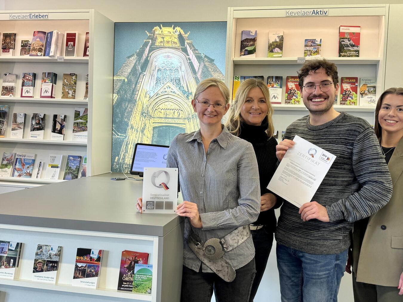 „Q“ macht den Unterschied Das Team der Tourist Information Kevelaer freut sich über die Auszeichnung mit dem „Q-Siegel“. Foto: © Wallfahrtsstadt Kevelaer