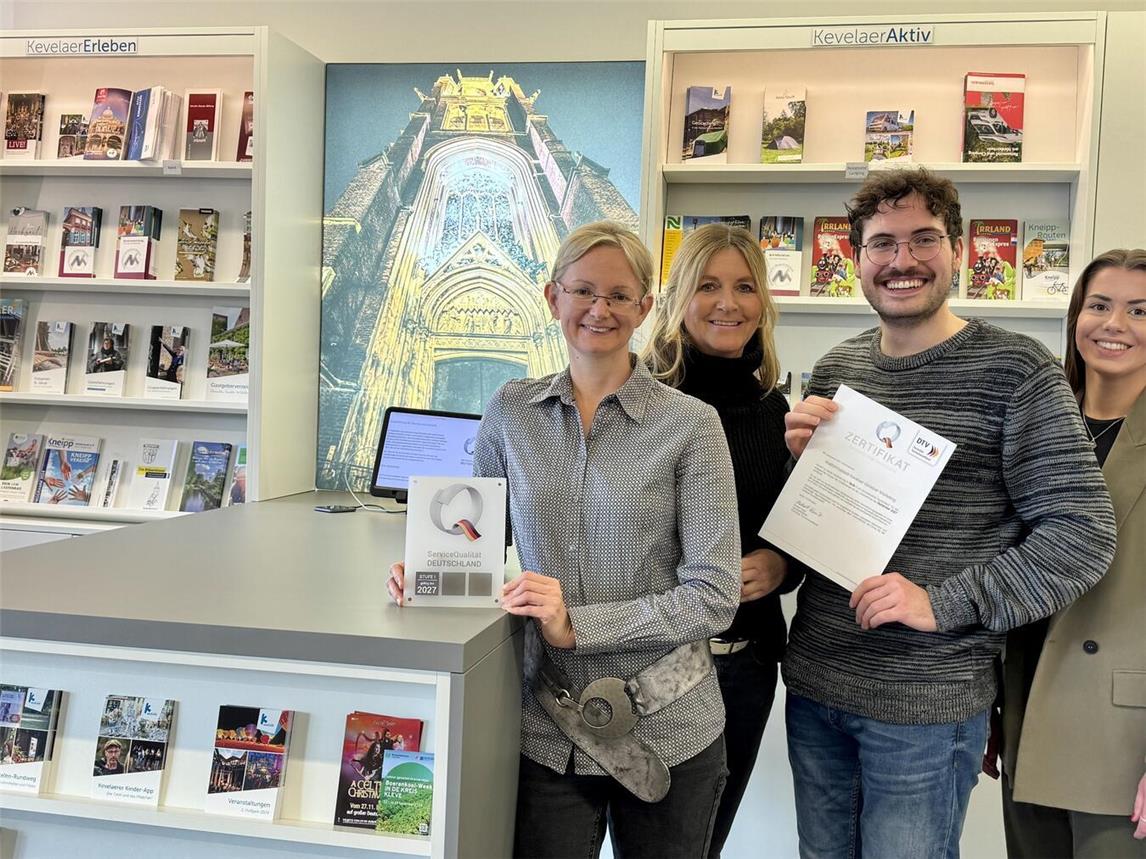 Das Team der Tourist Information Kevelaer freut sich über die Auszeichnung mit dem „Q-Siegel“. Foto: © Wallfahrtsstadt Kevelaer