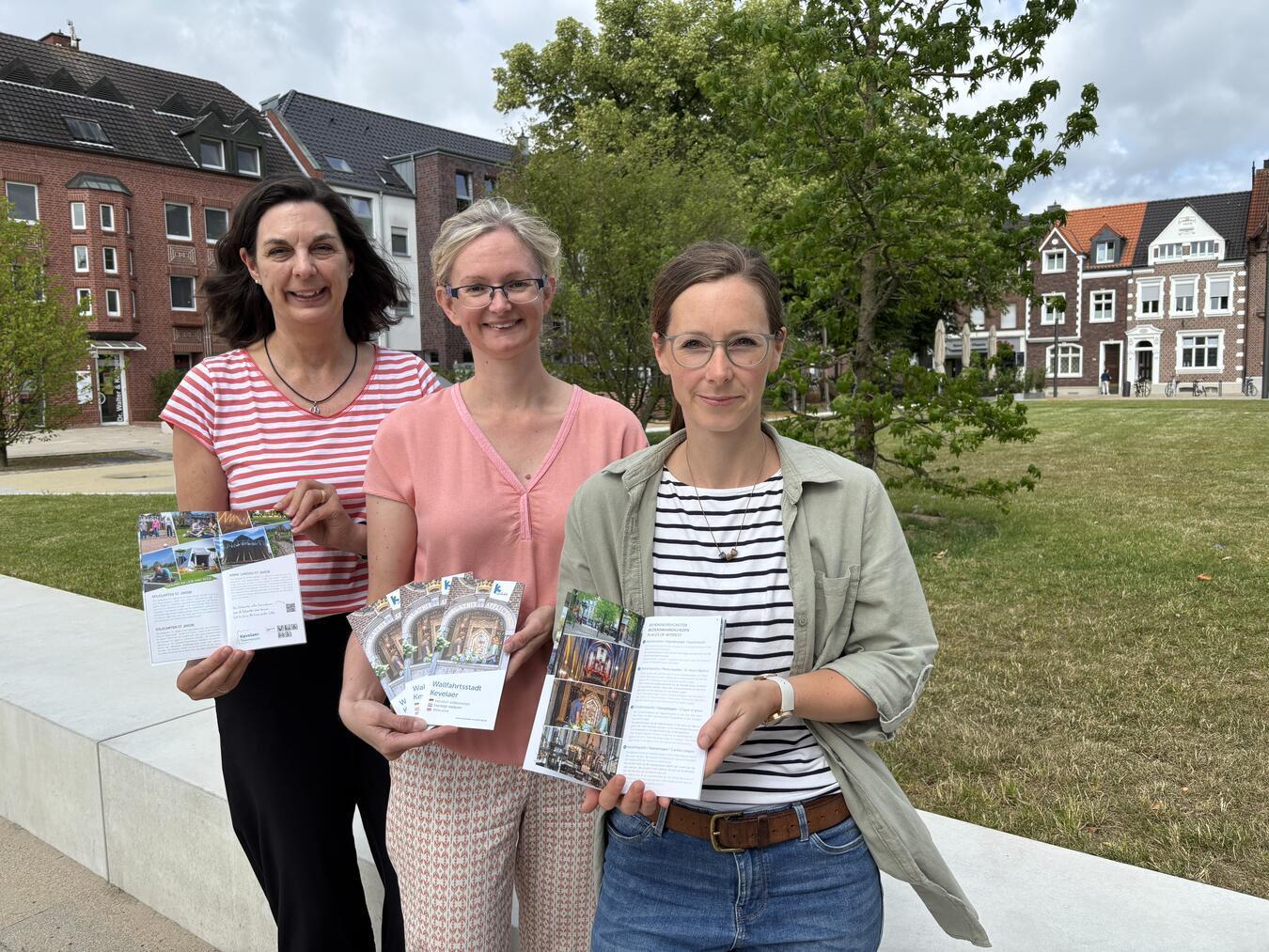 Das Team der Tourist Information Kevelaer präsentiert die neue, mehrsprachige Broschüre, die ab sofort erhältlich ist.Foto: Wallfahrtsstadt Kevelaer