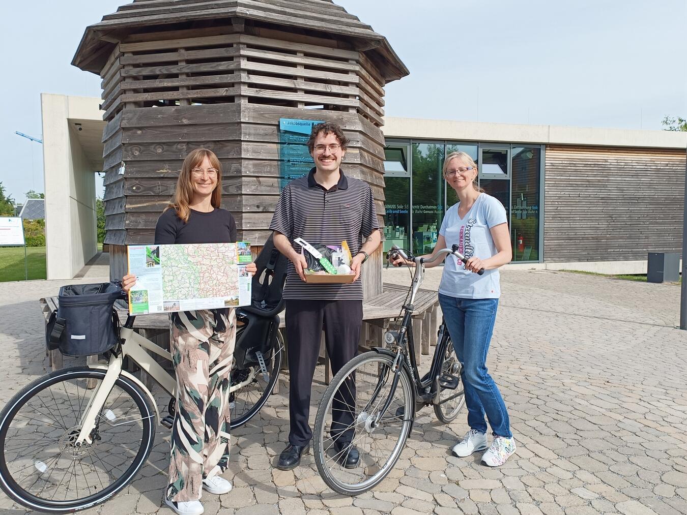 Das Team der Tourist Information vom Kevelaer Marketing hat für Radfahrbegeisterte zahlreiche Highlights im Gepäck. Foto: Stadt Kevelaer