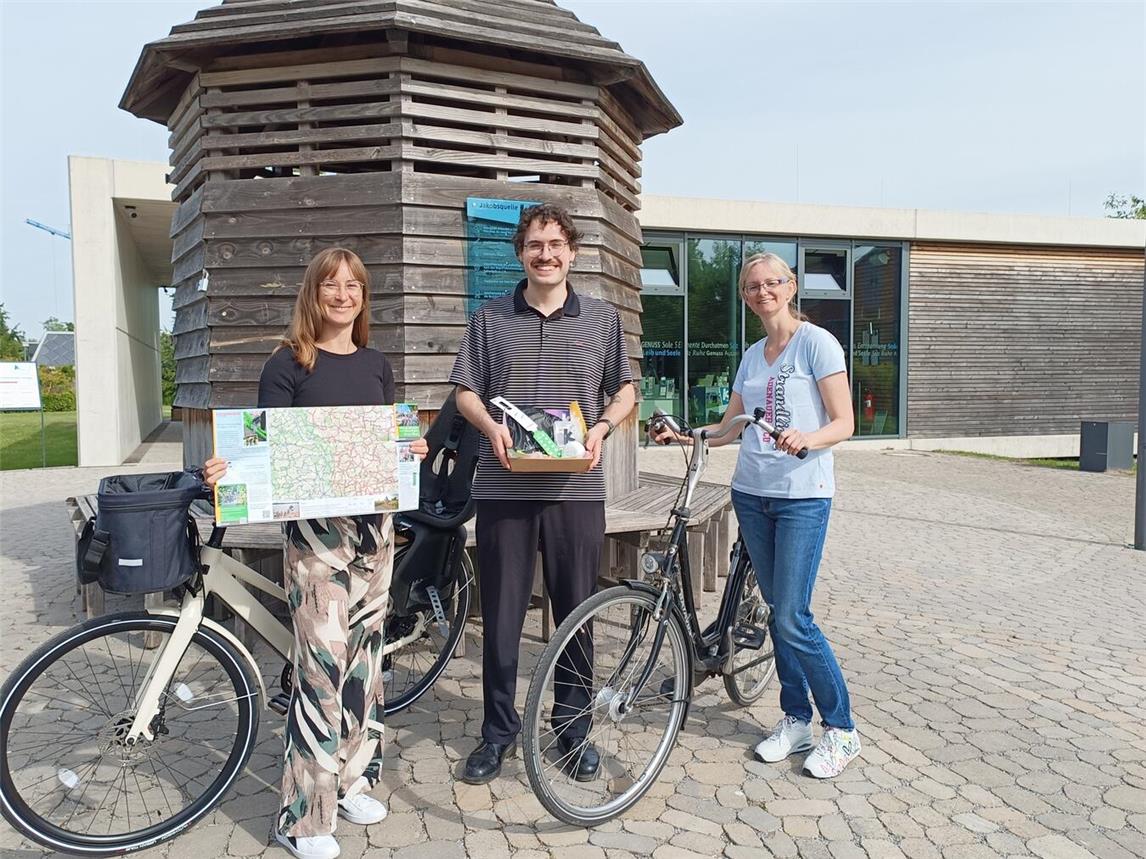 Das Team der Tourist Information vom Kevelaer Marketing hat für Radfahrbegeisterte zahlreiche Highlights im Gepäck. Foto: Stadt Kevelaer