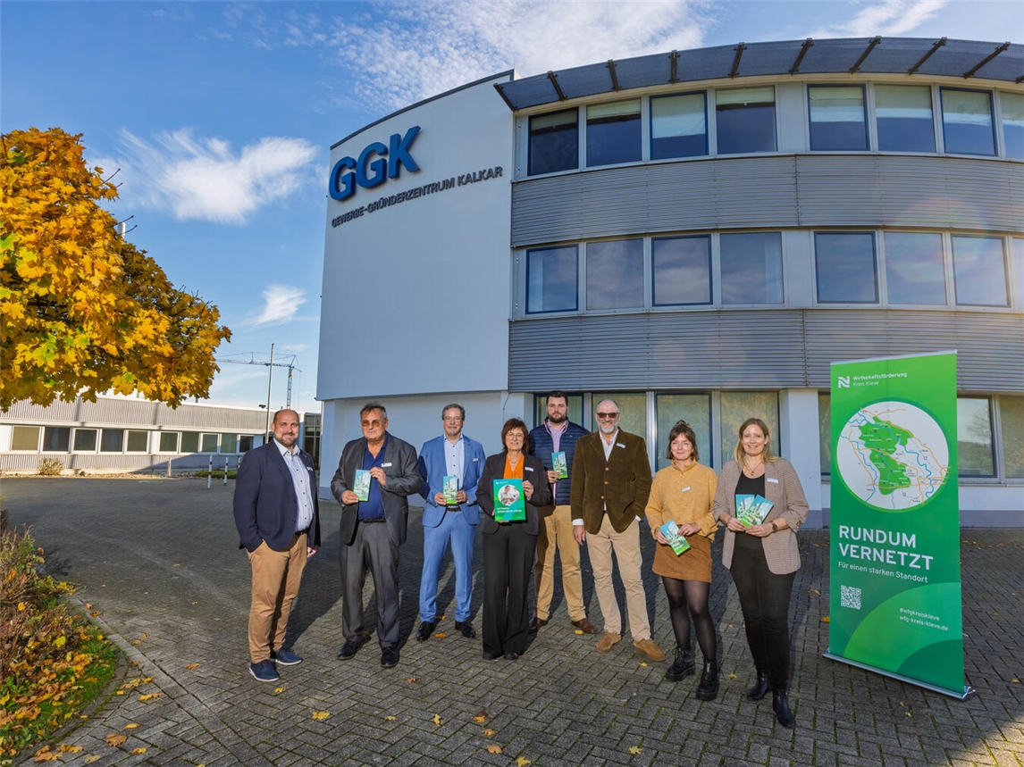 Das Team der WfG Kreis Kleve rund um Geschäftsführerin Brigitte Jansen (4.v.l) und die Referentinnen und Referenten freuten sich auf den Auftakt der Gründerseminar-Reihe. Foto: Kreis-WfG/Axel Breuer