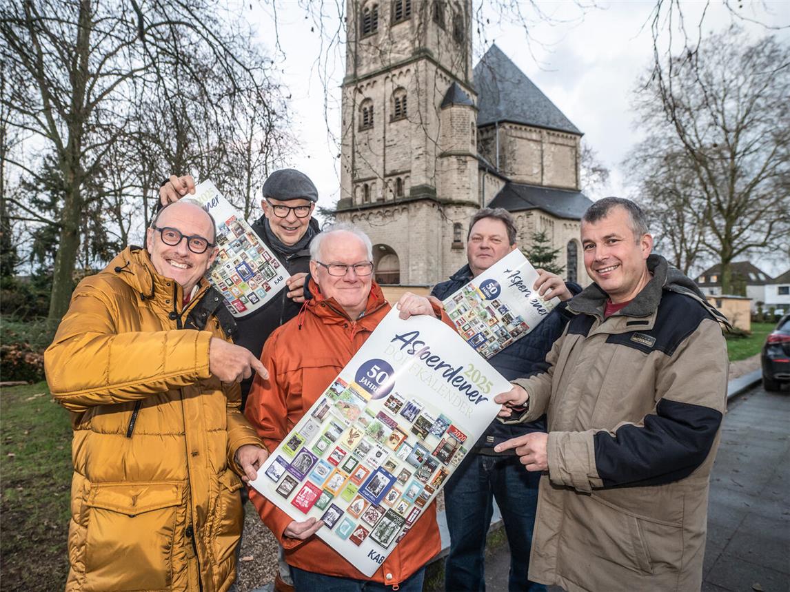 Das Team des Asperderner Dorfkalenders (v.l.): Dieter Urselmans, Thomas Hegerath (hintere Reihe), Norbert Hemmers (Mitte), Hermann-Josef Titt (hinten) und Christoph Henkel. Es fehlt: Jens Barten. Foto: Markus van Offern