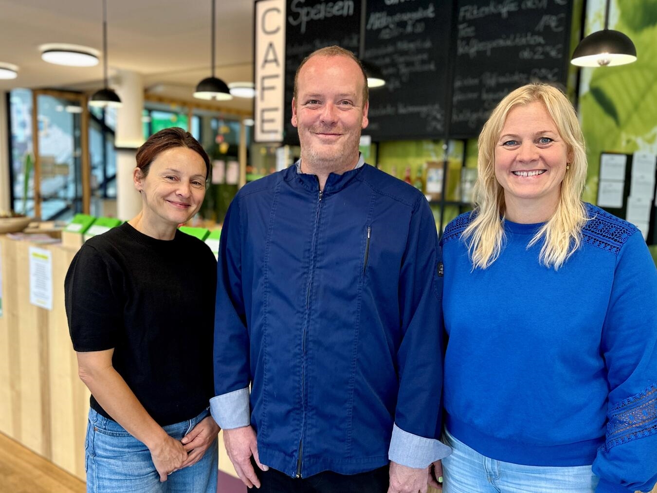 Das Team des Familiencafés,Gastgeberin Ute Heselmann, Koch Sebastian Wesnigk und Koordinatorin Katja Hendrix, heißt alle kleinen und großen Gäste im Familiencafé in der Klever Unterstadt willkommen. Foto: SOS-Kinderdorf Niederrhein / Katrin Wißen