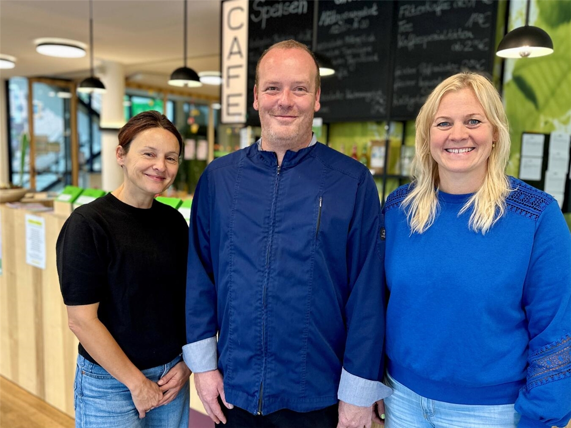 Das Team des Familiencafés,Gastgeberin Ute Heselmann, Koch Sebastian Wesnigk und Koordinatorin Katja Hendrix, heißt alle kleinen und großen Gäste im Familiencafé in der Klever Unterstadt willkommen. Foto: SOS-Kinderdorf Niederrhein / Katrin Wißen