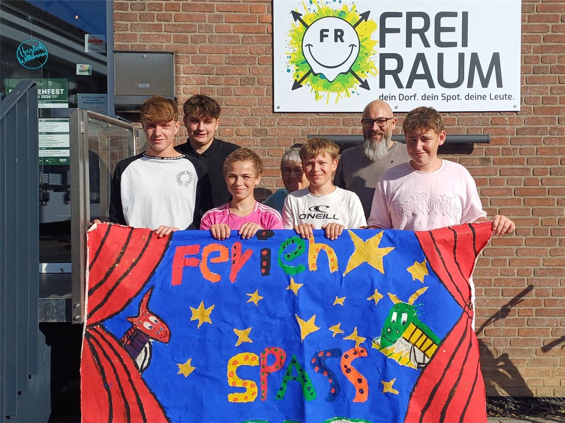 Team des "Freiraum" mit Tim Jansen bereitet Ferienspaß vor, Gruppenfoto, Sommeraktivitäten