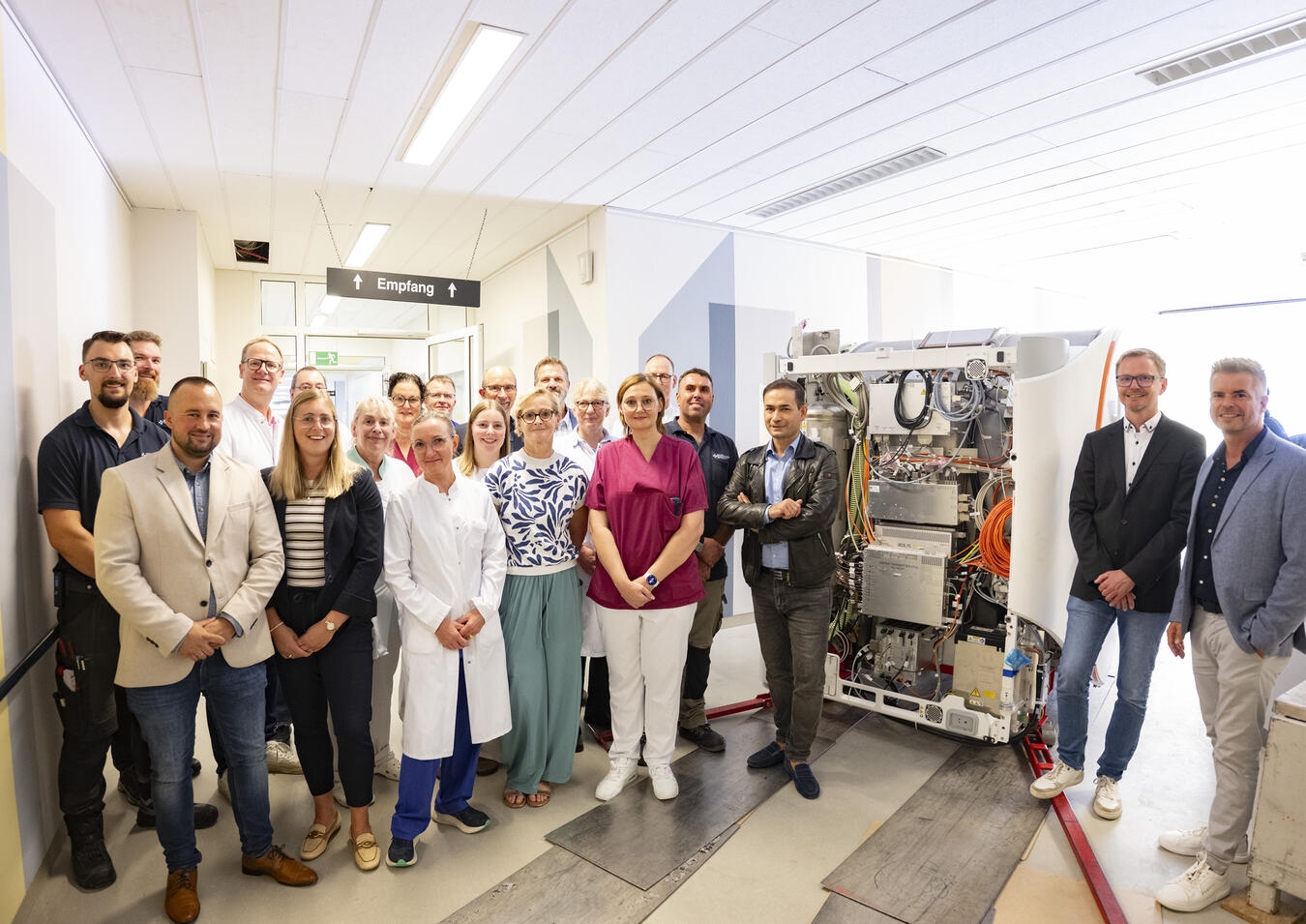 Das Team des Marienhospitals Kevelaer freut sich über den neuen Magnetresonanztomographen (MRT). Foto: Momsen