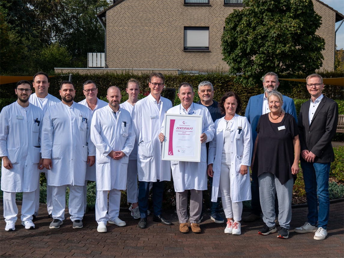 "Team des Medizinischen Wundzentrums feiert ICW-Zertifizierung, Gruppenfoto vor Klinikgebäude"