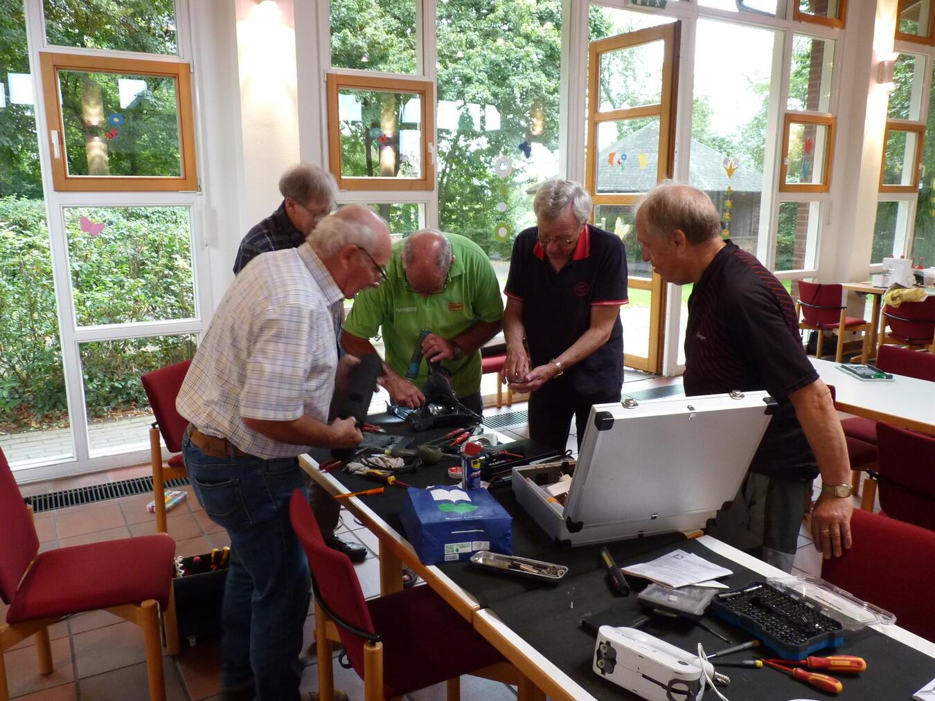Das Team des Repair Cafés Veen hilft so gut es geht weiter. Foto: privat