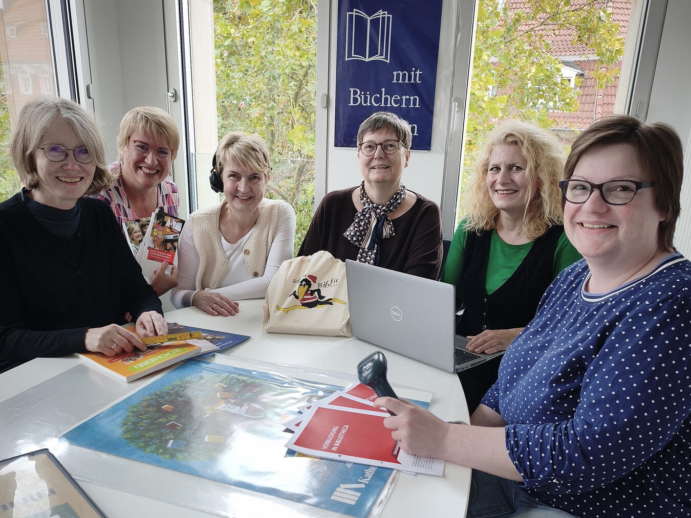 Team des Sachgebiets Büchereien im Bistum Münster, inkl. Leiterin Aki Bianca Wantia, posiert für ein Gruppenfoto.