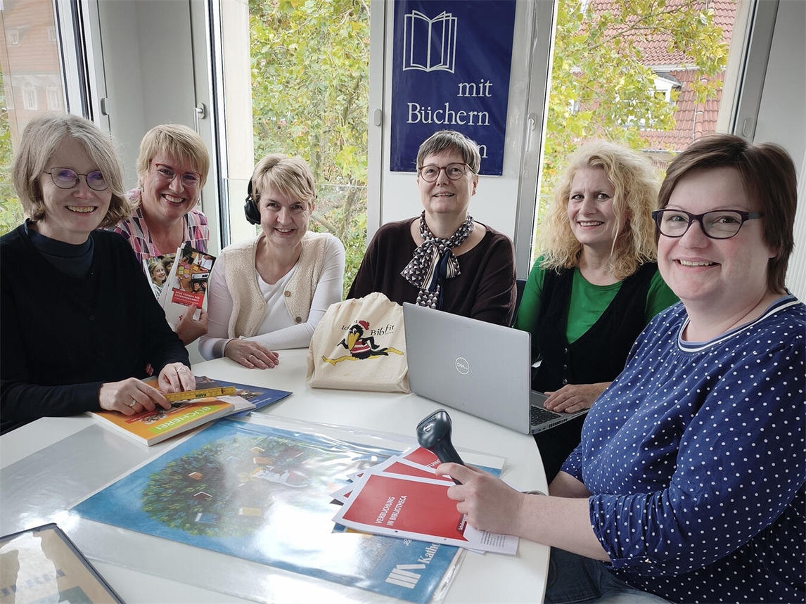 Team des Sachgebiets Büchereien im Bistum Münster, inkl. Leiterin Aki Bianca Wantia, posiert für ein Gruppenfoto.