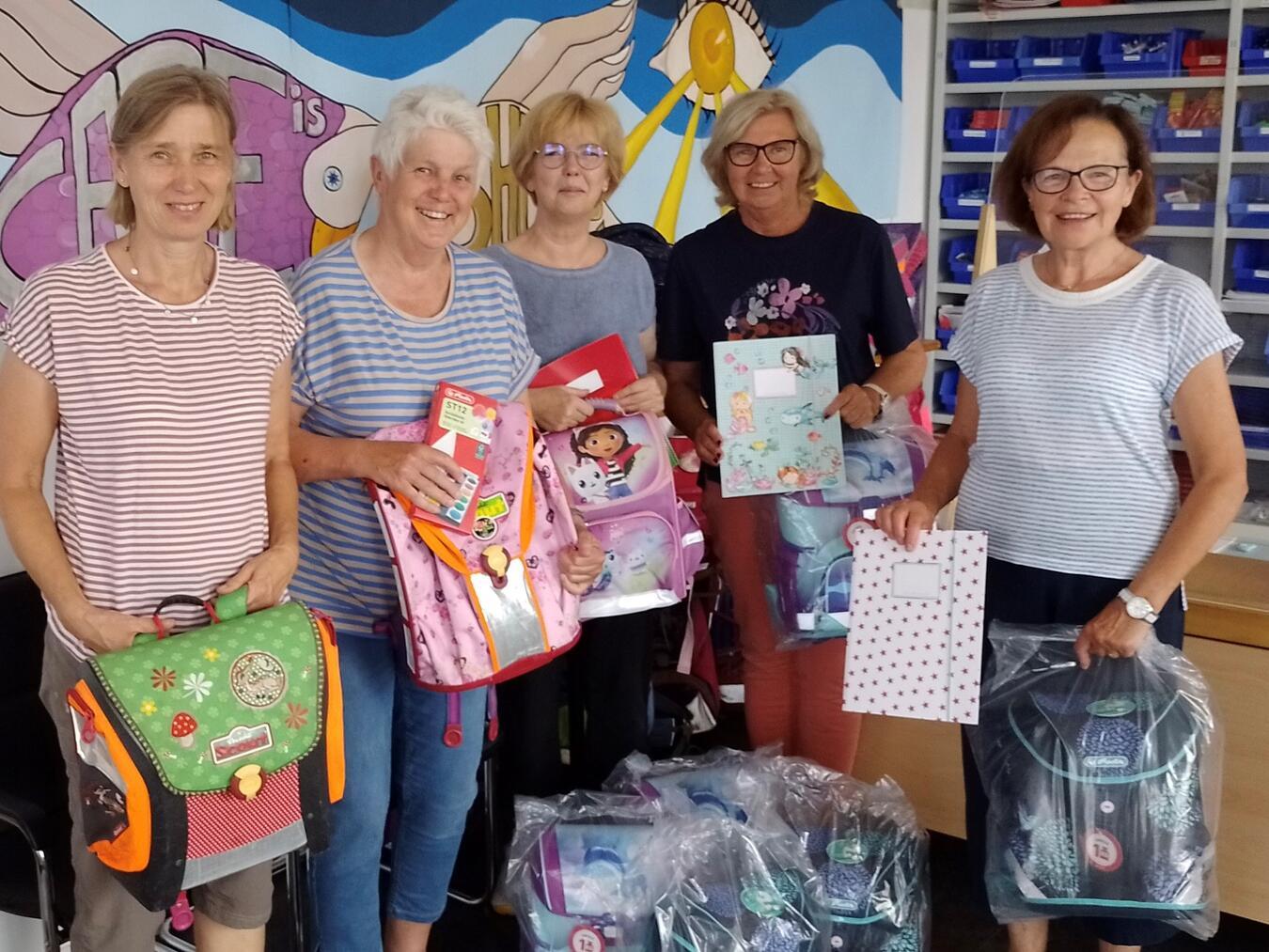 Das Team des Schulmaterialmagazins freut sich darauf, mit gut gefüllten Tornistern Vorfreude auf den Schulstart zu geben. Foto: privat