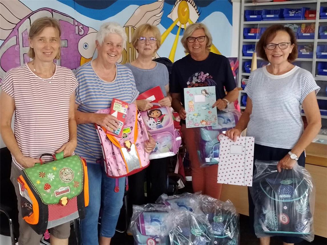 Das Team des Schulmaterialmagazins freut sich darauf, mit gut gefüllten Tornistern Vorfreude auf den Schulstart zu geben. Foto: privat