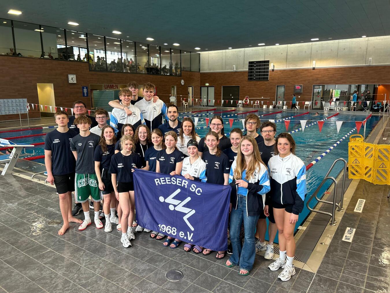 Das Team des Schwimmclubs Rees beim Deutschen Mannschaftsmeisterschaften-Schwimmen. Foto: privat