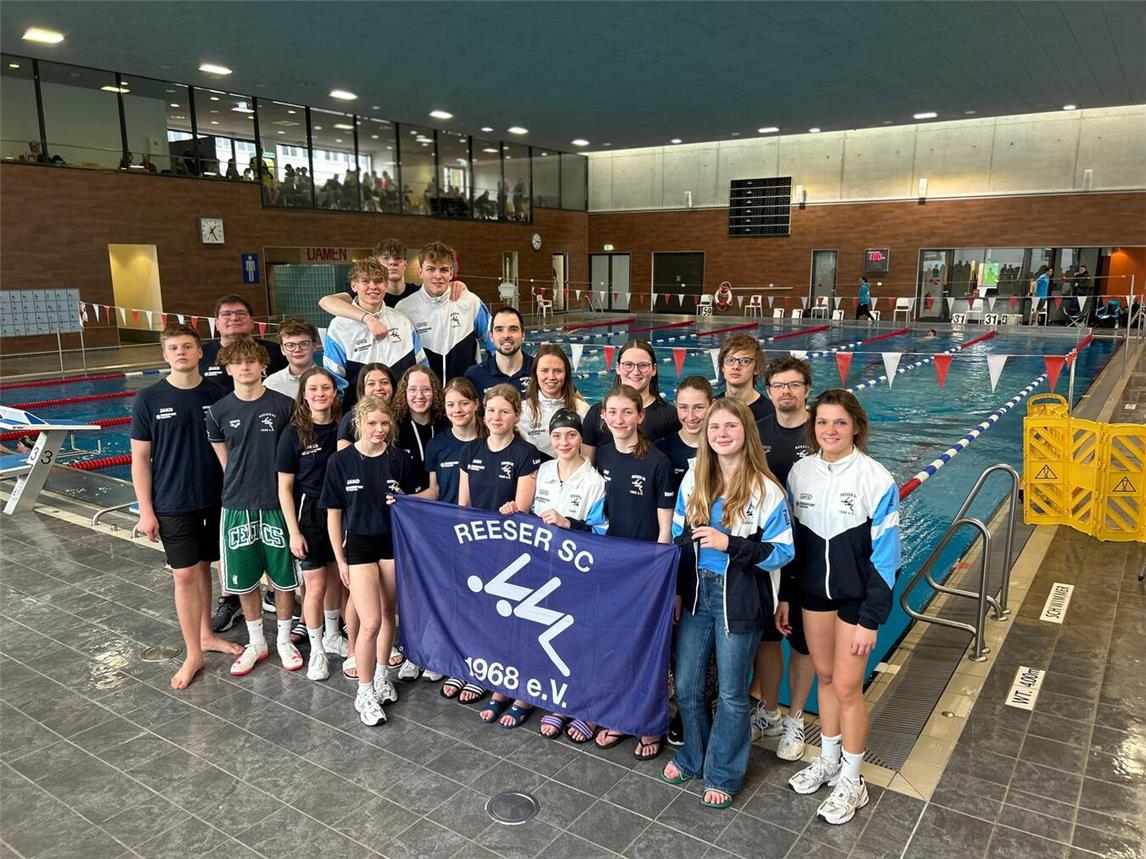 Das Team des Schwimmclubs Rees beim Deutschen Mannschaftsmeisterschaften-Schwimmen. Foto: privat