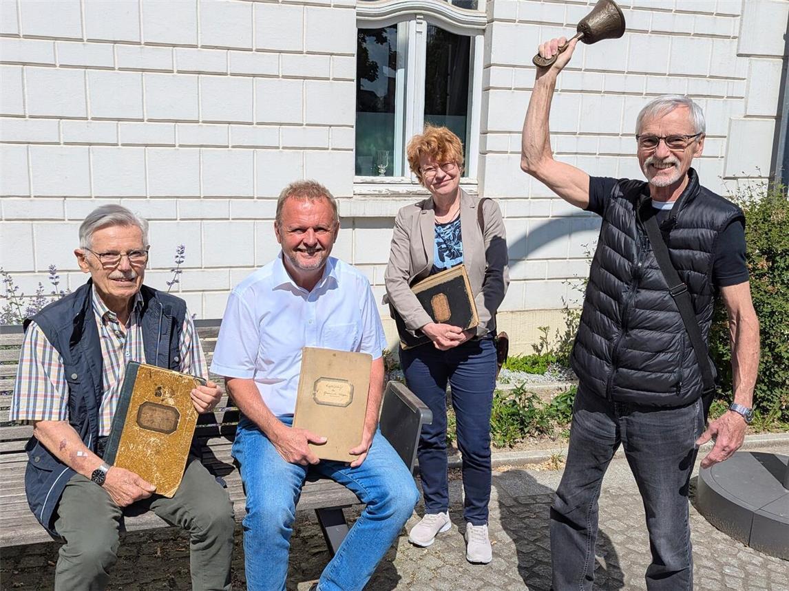 Das Team „Gestaltung“ überlegt sich genau wie die Bronzestatue von Heinrich Graeven aussehen soll: (V.l) Dieter Kreutzfeld, Bürgermeister Thomas Ahls, Ursula Baumann und Karl Hofmann. Foto: J. Kurschatke